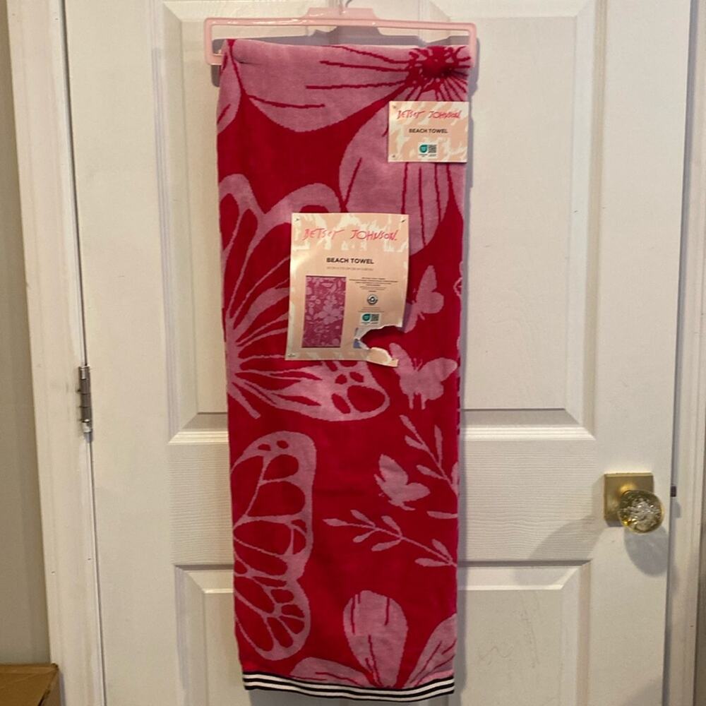 BNWT BETSEY JOHNSON Pink Floral Beach Towel